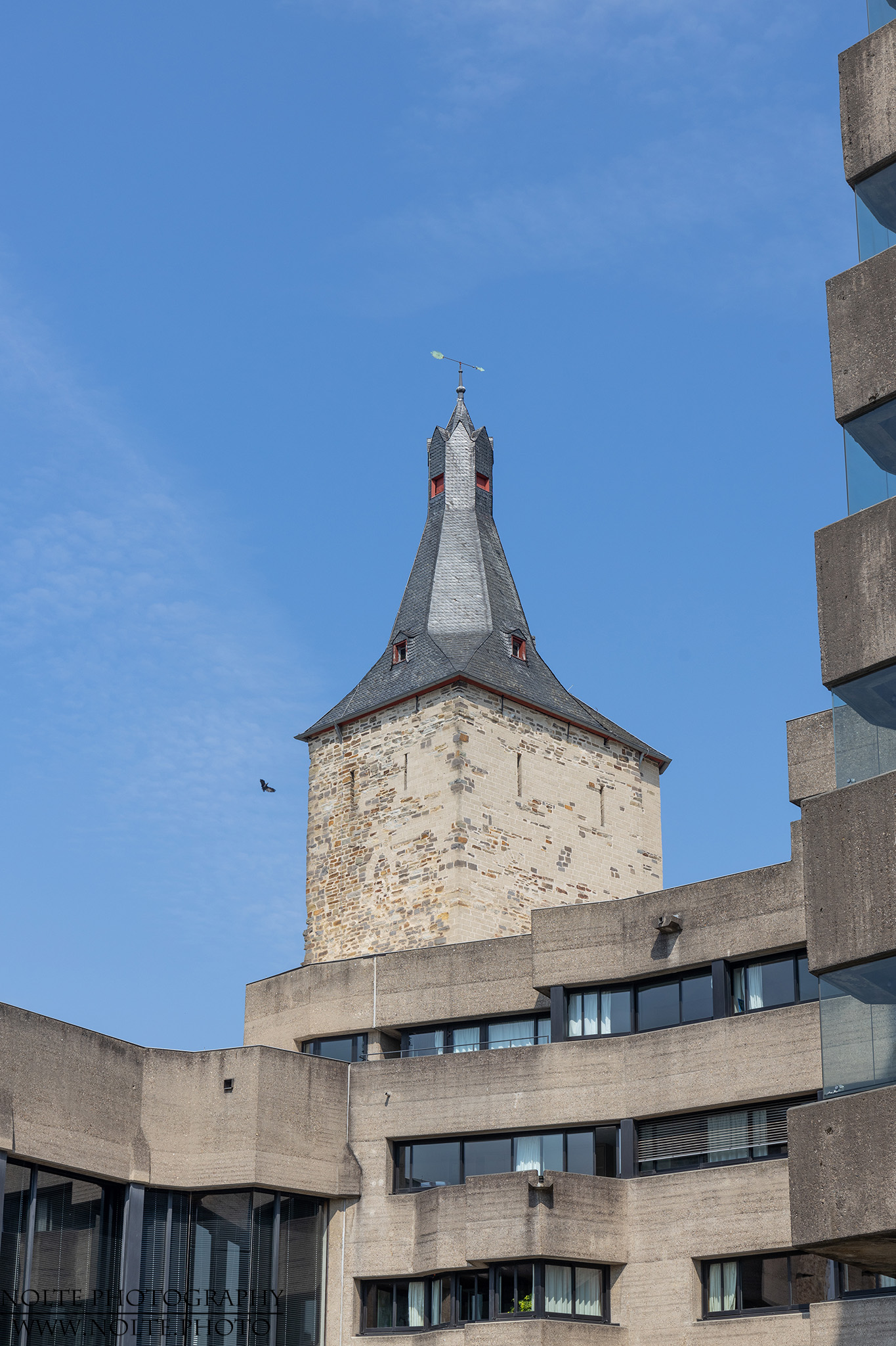 Burgturm hinter Rathausmauern